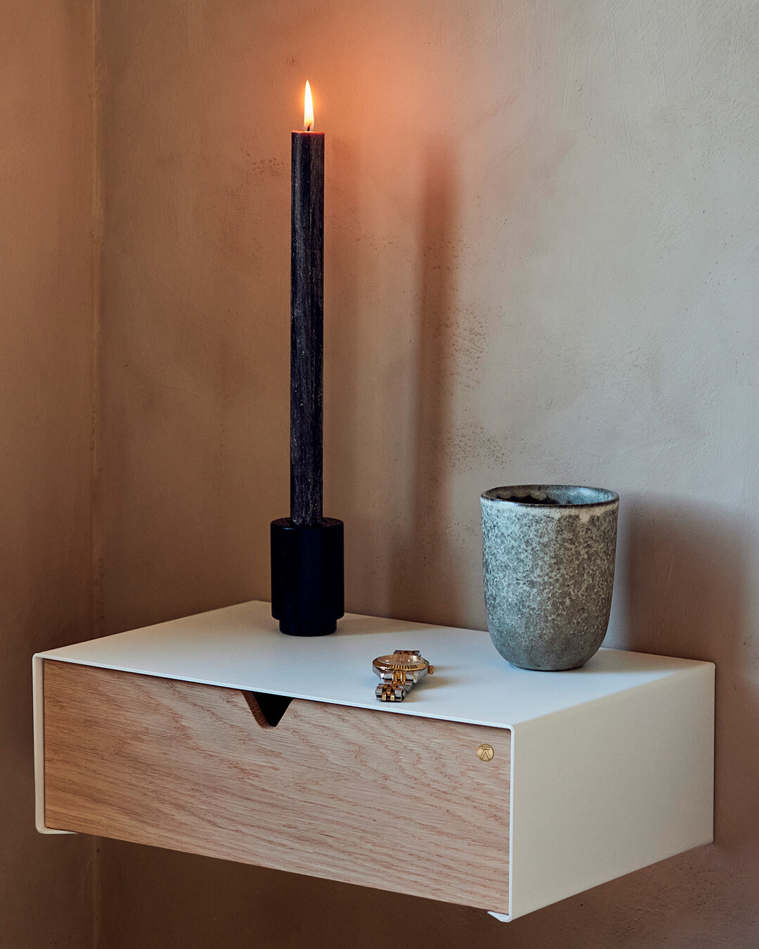 Elegant Keep-hylle med integrert skuff