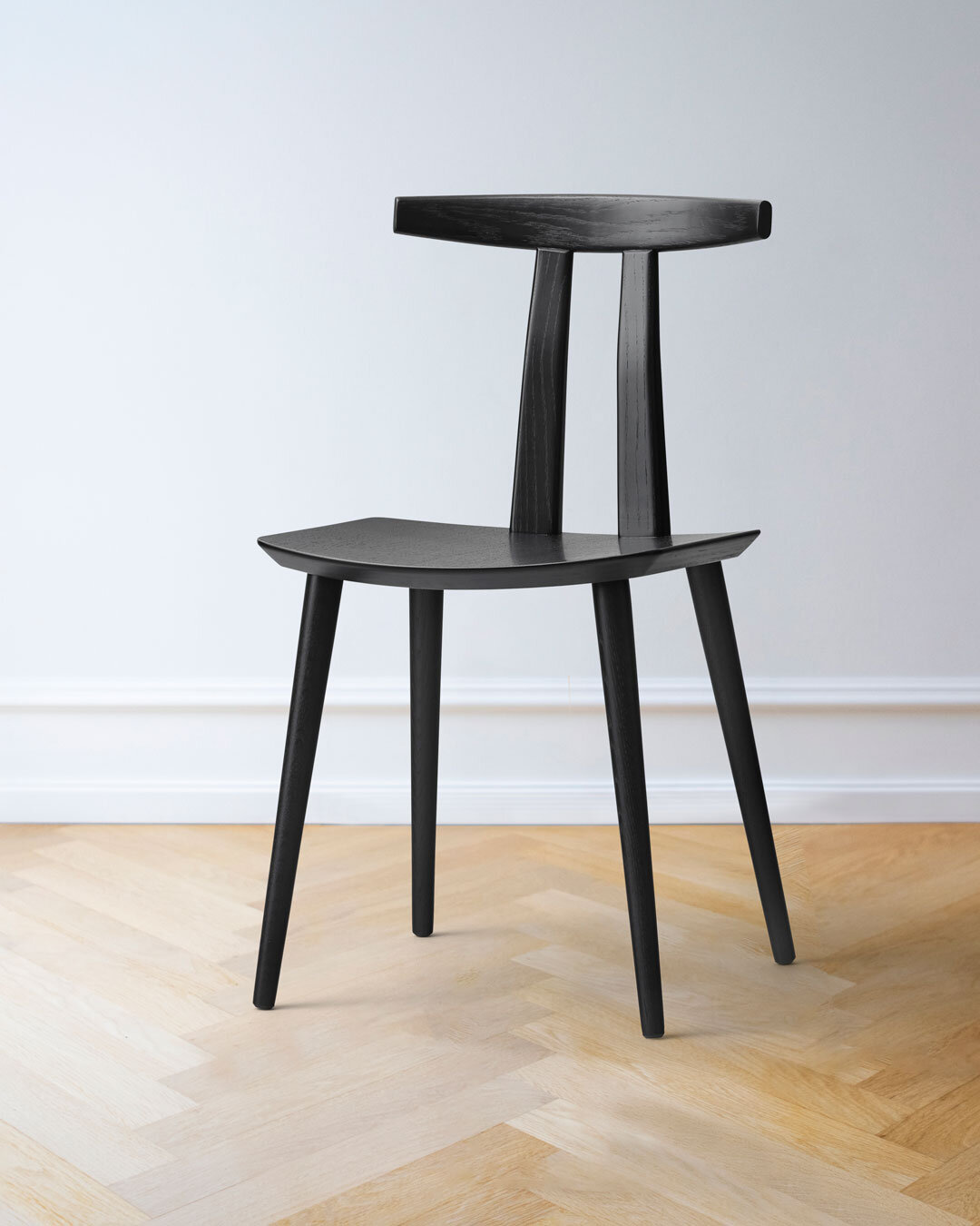 Dansk designklassiker i eik