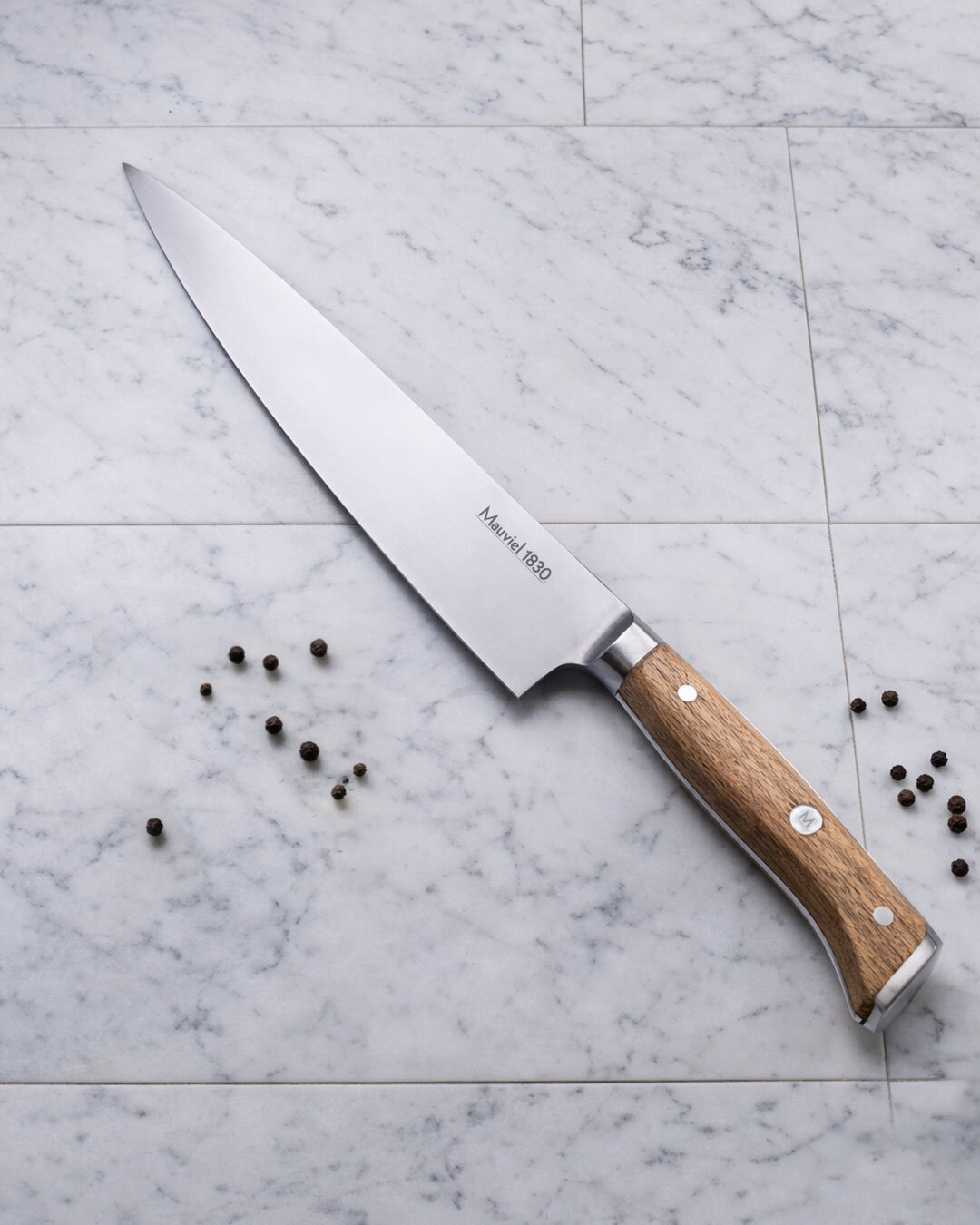 Skarp kokkekniv med trægreb - 20 cm