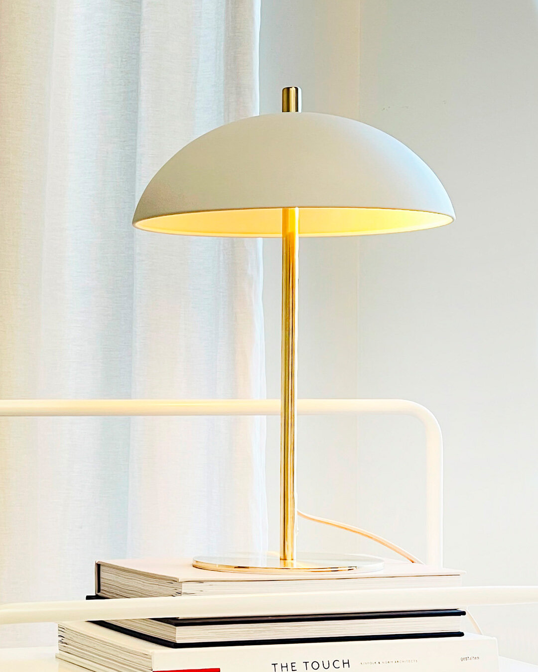Stilren Globus bordlampe