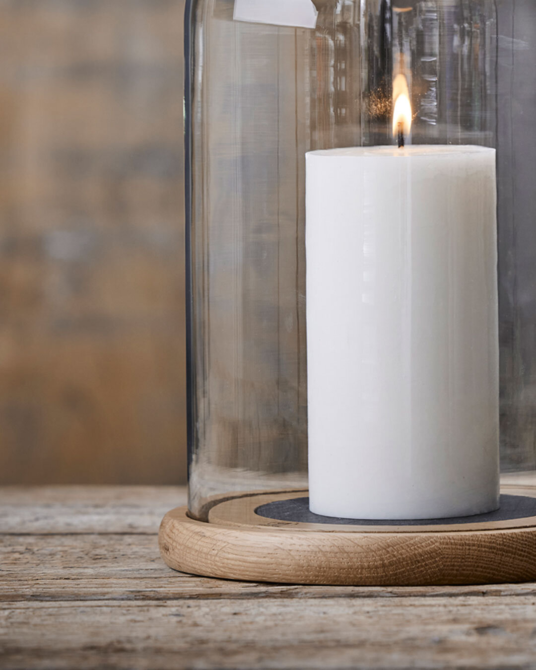 Elegant lanterne i egetræ og glas med nordisk udtryk
