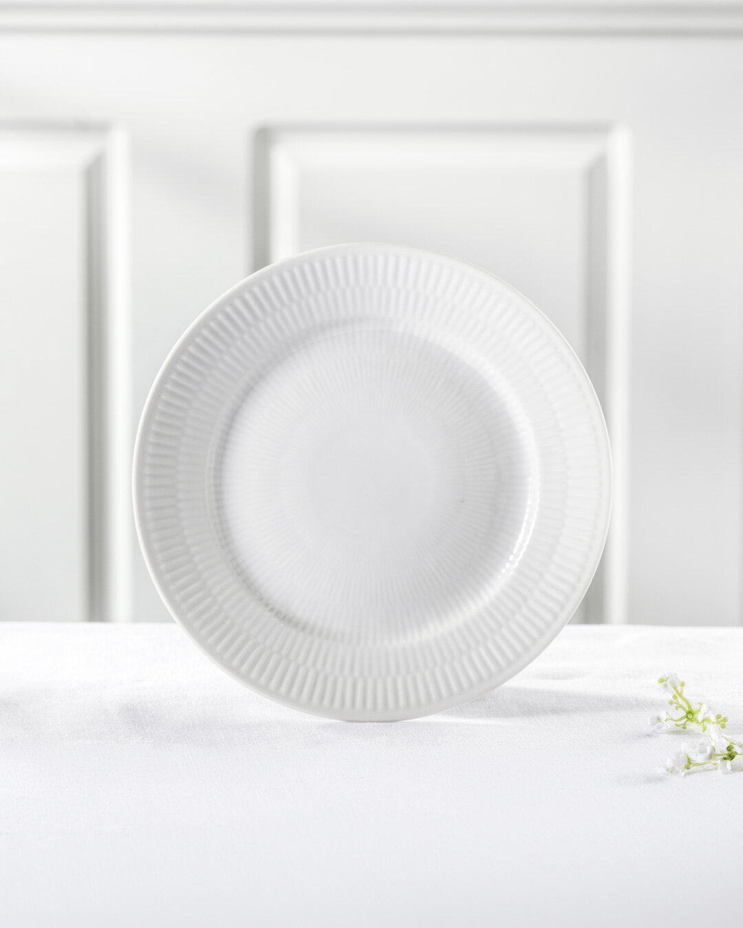 Elegant Hvid Riflet frokosttallerken - 22 cm