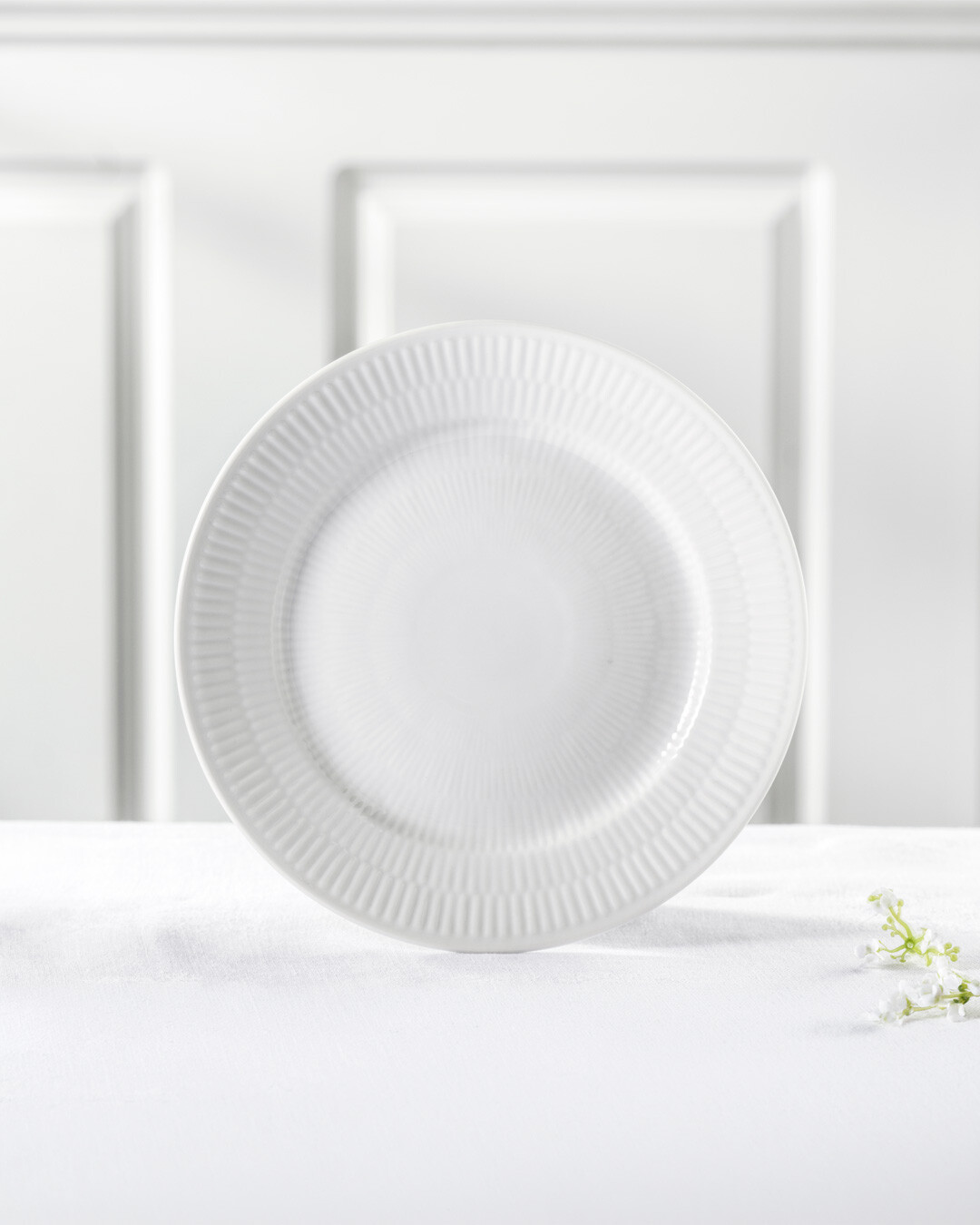 Elegant Hvid Riflet frokosttallerken - 22 cm